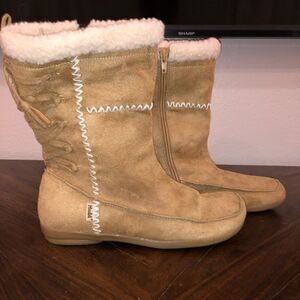 COPY - NWOT Mudd tan zip up, laced back, furry boots